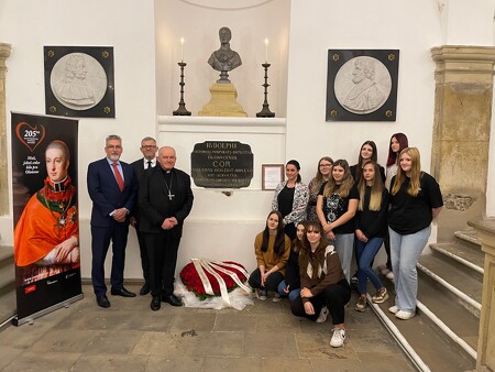 Květinové srdce pro Rudolfa Jana…  pocta arcibiskupovi, jehož ...srdce „…bilo pro Olomouc